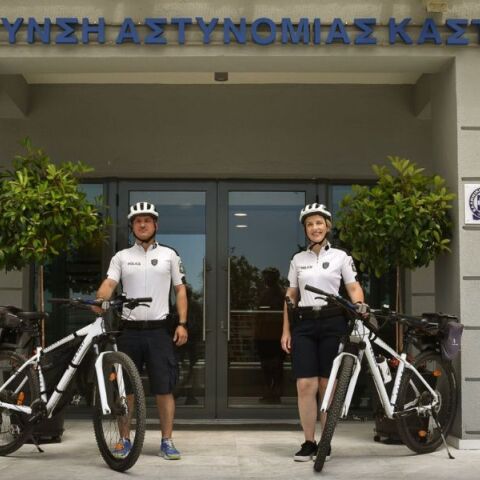 Καστοριά: Αστυνομικοί ποδηλάτες και γνώστες ξένων γλωσσών στο πλευρό πολιτών και τουριστών - Πραγματοποιούν καθημερινές περιπολίες. 