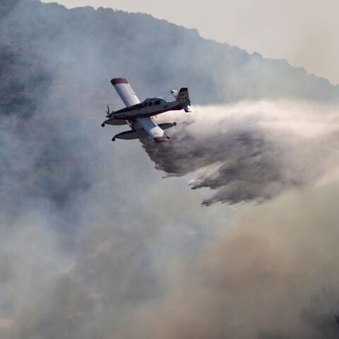 Φωτιά ξέσπασε σε χαμηλή βλάστηση στο Μαρκόπουλο Αττικής - Μεγάλη κινητοποίηση της Πυροσβεστικής - Στη μάχη με τις φλόγες και εναέρια μέσα. 