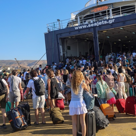 Επιβάτες αναμένουν να επιβιβαστούν στο πλοίο για τις καλοκαιρινές τους διακοπές