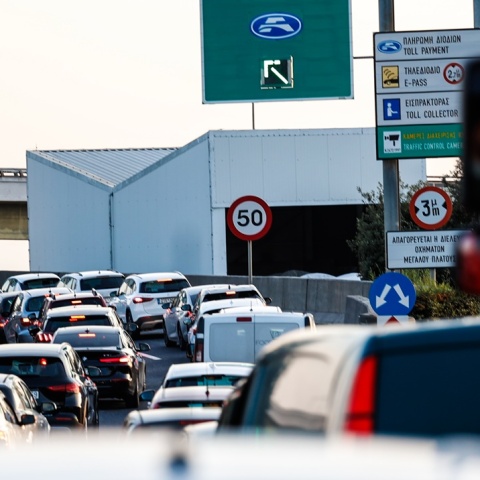 Οχήματα σε ουρά σε είσοδο της Αττικής Οδού
