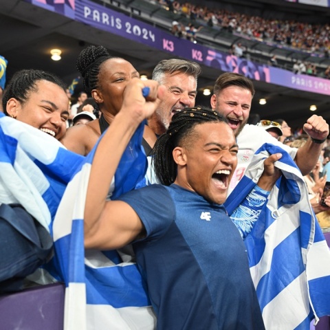 Ο Εμμανουήλ Καραλής με την οικογένειά του μετά την κατάκτηση του χάλκινου μεταλλίου στους Ολυμπιακούς Αγώνες 2024