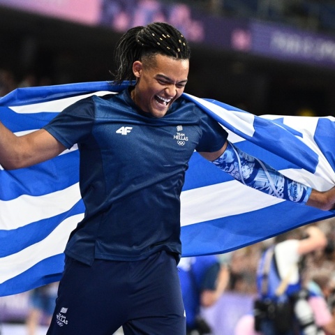 Ο Εμμανουήλ Καραλής με την ελληνική σημαία πανηγυρίζει μετά την κατάκτηση του χάλκινου μεταλλίου