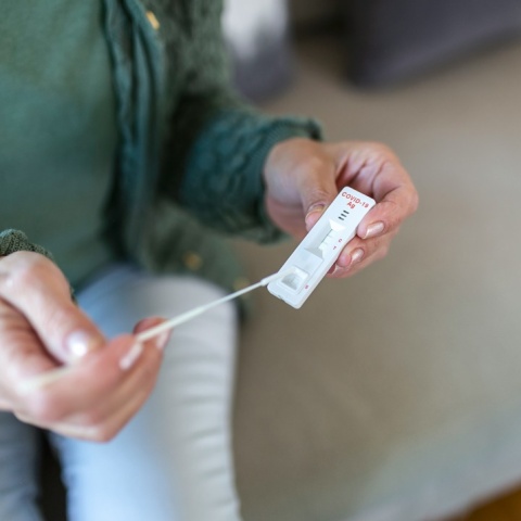 Γυναίκα με τεστ για την ανίχνευση του κορωνοϊού, το οποίο έχει βγει θετικό