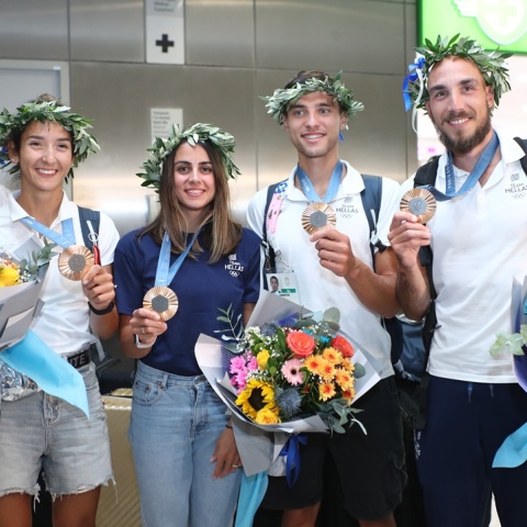 Οι χάλκινοι Ολυμπιονίκες στην Κωπηλασία στο αεροδρόμιο «Ελευθέριος Βενιζέλος» με πλατιά χαμόγελα και στεφάνι από ελιά