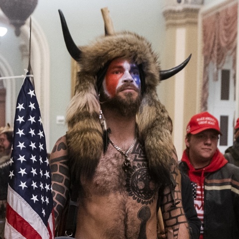 Ο σαμάνος κατά την εισβολή στο Καπιτώλιο στις 6 Ιανουαρίου 2021