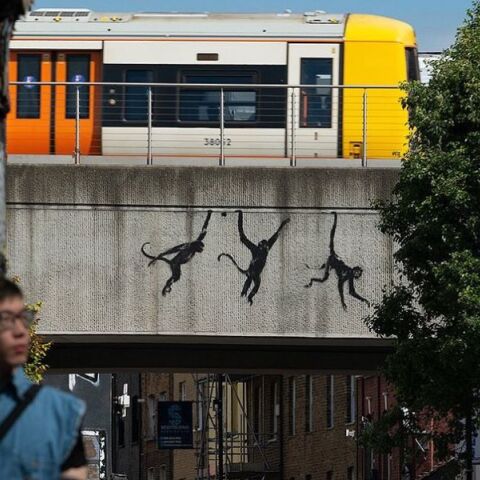 Τρίτο έργο του Banksy μέσα σε τρεις μέρες εμφανίστηκε στο Λονδίνο - Τρεις πίθηκοι σε γέφυρα πάνω από την οδό Μπρικ Λέιν.