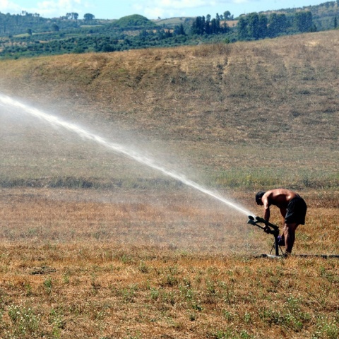 Άτομο δημιουργεί τεχνητή βροχή για το πότισμα
