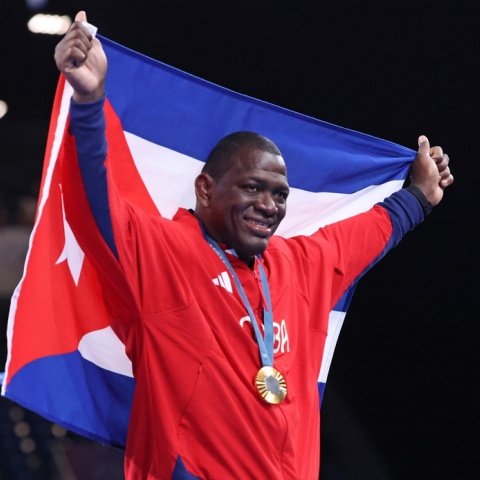 O Μιχαΐν Λόπες πανηγυρίζει το 5ο του χρυσό σε Ολυμπιακούς Αγώνες κρατώντας ψηλά τη σημαία της Κούβας