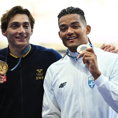 Ο Αρμάντ Ντουπλάντις (αριστερά) και ο Εμμμανουήλ Καραλής (δεξιά)