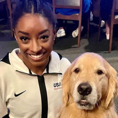 Ολυμπιακοί Αγώνες 2024: Ένας σκύλος συναισθηματικής υποστήριξης ακολουθεί πιστά την Σιμόν Μπάιλς και την ομάδα ενόργανης γυμναστικής των ΗΠΑ