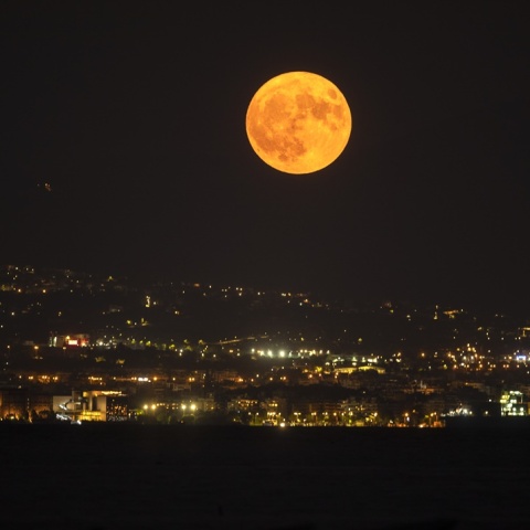 Πανσέληνος Αυγούστου πάνω από τη Θεσσαλονίκη