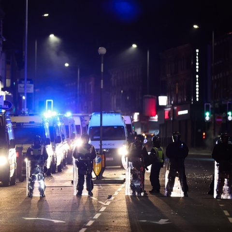 Αστυνομικές αρχές παραταγμένες σε δρόμο της Βρετανίας