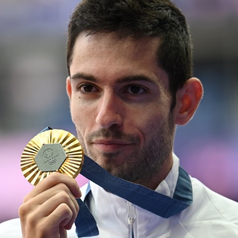 Ο Μίλτος Τεντόγλου με το χρυσό ολυμπιακό μετάλλιο