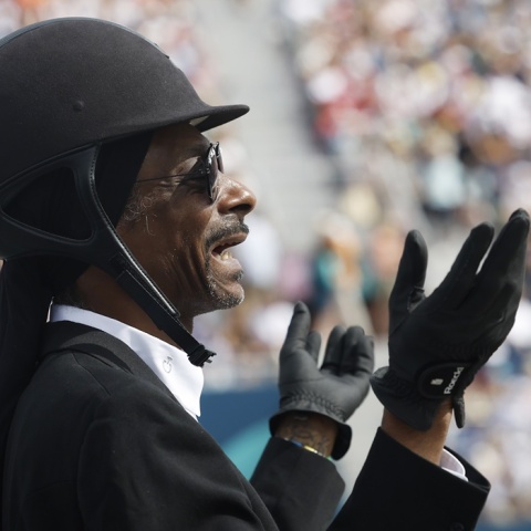 O Snoop Dogg με ρούχα αγώνων ιππασίας