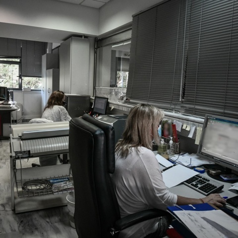 Εργαζόμενοι στα γραφεία τους σε ΔΟΥ