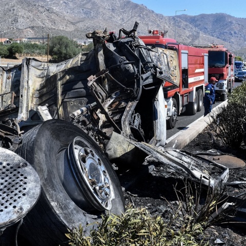 Εικόνα μετά το σβήσιμο της φωτιάς στο βυτιοφόρο που ανετράπη το πρωί της Παρασκευής (9.8) στην Εθνική Οδό Αθηνών - Κορίνθου