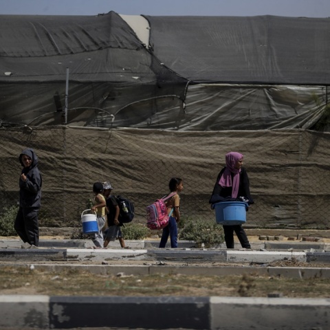 Eσωτερικά εκτοπισμένοι Παλαιστίνιοι φεύγουν από τα ανατολικά της νότιας πόλης Deir Al Balah, κεντρική Λωρίδα της Γάζας