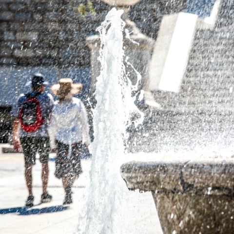 Σιντριβάνι στο κέντρο της Αθήνας προσφέρει λίγες στιγμές δροσιάς