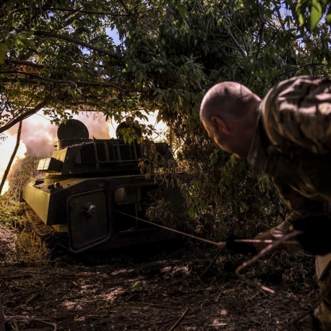 Ουκρανός στρατιώτης πίσω από άρμα μάχης