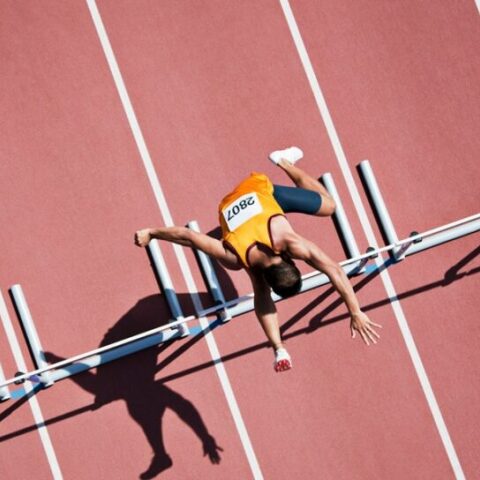 Αθλητής πηδά εμπόδιο σε αγώνα