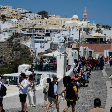 Υπερτουρισμός: Μια αφορμή για να γυρίσουμε στην Ψωροκώσταινα;