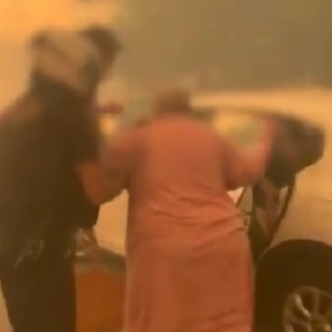 Φωτιά στην Αττική: Αστυνομικοί απομακρύνουν ηλικιωμένους 