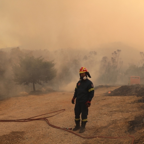Μαίνεται η μεγάλη φωτιά στην Αττική