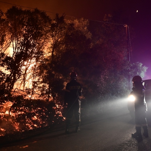 Φωτιά στην Αττική: Όλη τη νύχτα  οι αστυνομικοί απεγκλώβιζαν κατοίκους 