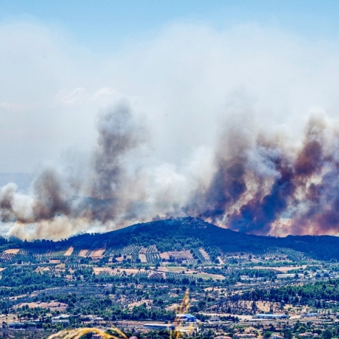 Μαίνεται η φωτιά στην Αττική: Πώς θα είναι ο καιρός τις επόμενες ώρες