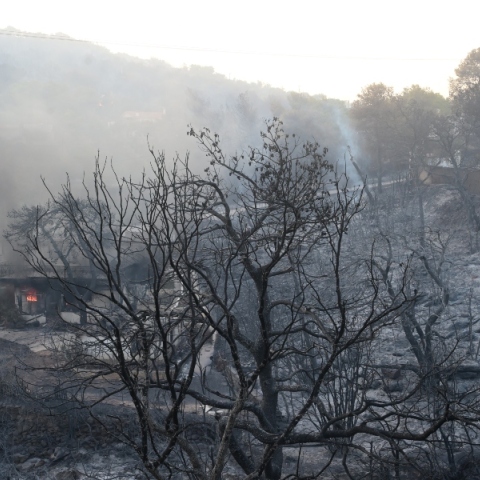 Φωτιά στην Αττική: Aναζωπυρώσεις σε διάσπαρτες εστίες