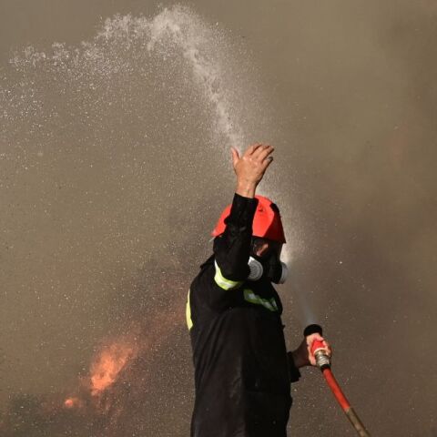 Φωτιά στη Γλυφάδα: Πρόστιμο 4.640 ευρώ στους δύο ανήλικους που συνελήφθησαν για πυρκαγιά από πρόθεση - Οδηγούνται στον εισαγγελέα.