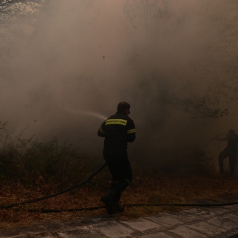 Πυροσβέστης επιχειρεί σε φωτιά