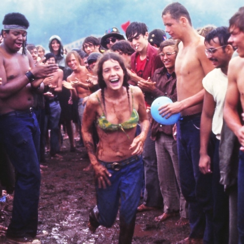 55 χρόνια Woodstock: Πώς η κορύφωση του κινήματος της αντικουλτούρας μετατράπηκε στην απόλυτη φαντασίωση ενός χούλιγκαν