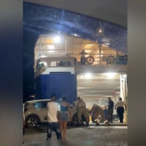 Άνδρος: Συνελήφθη ο καπετάνιος του πλοίου που σήκωσε την μπουκαπόρτα