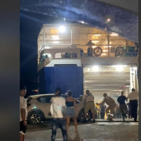 Άνδρος: Επιβάτες έσπρωξαν αυτοκίνητο από πλοίο που δεν μπορούσε να δέσει