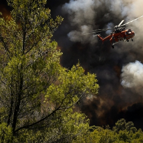 Ελικόπτερο επιχειρεί σε φωτιά