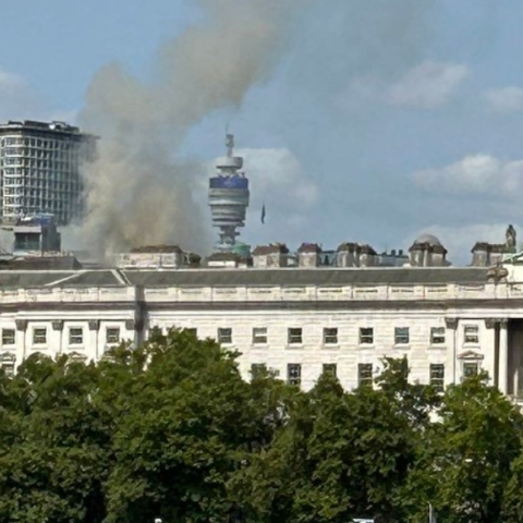 Φωτιά τώρα στο εμβληματικό Sommerset House στο κέντρο του Λονδίνου