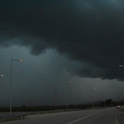 Καιρός σήμερα: Βροχές, κεραυνοί και χαλάζι την Τρίτη