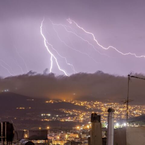 Επικαιροποιημένο δελτίο καιρού: Σε ποιες περιοχές αναμένονται σήμερα ισχυρές βροχές και καταιγίδες
