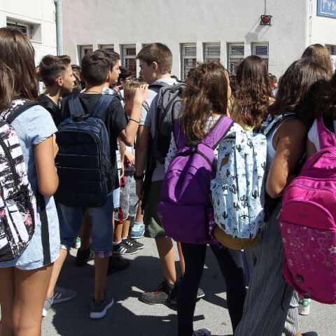 Μαθητές και μαθήτριες σε σχολείο