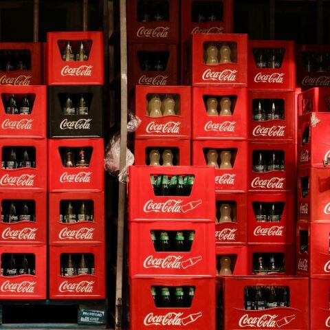 Coca-Cola: Ίχνη μικροπλαστικών βρέθηκαν σε φιάλες