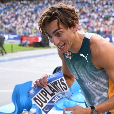 Ντουπλάντις: Πανηγύρισε το παγκόσμιο ρεκόρ τρώγοντας μπέργκερ