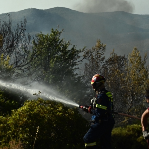 Φωτιά τώρα στα Νεόκτιστα Ασπροπύργου
