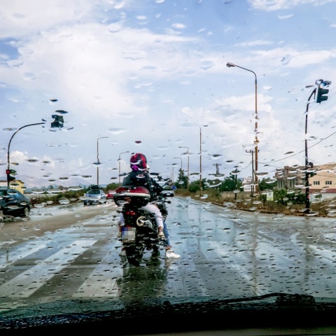 Σταγόνες βροχής στο τζάμι αυτοκινήτου 