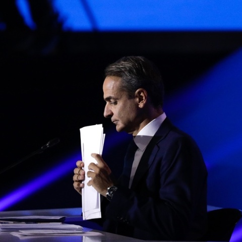 Ο Κυριάκος Μητσοτάκης κρατά τα χαρτιά του κατά τη διάρκεια της Συνέντευξης Τύπου στη ΔΕΘ το 2023