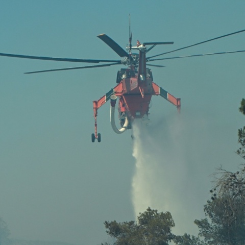 Ελικόπτερο επιχειρεί για την κατάσβεση πυρκαγιάς