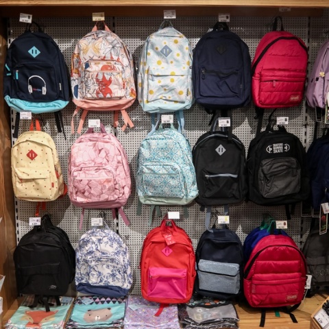 Σχολικές τσάντες σε κατάστημα 