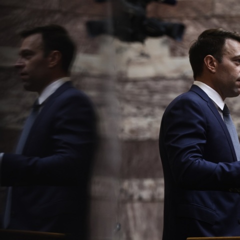 Ο Στέφανος Κασσελάκης απευθυνόμενος στην Κοινοβουλευτική Ομάδα του ΣΥΡΙΖΑ