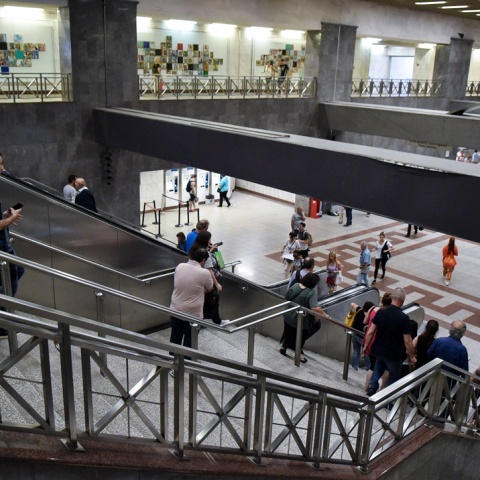 Πολίτες στο μετρό του Συντάγματος