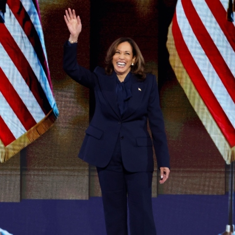 Η Καμάλα Χάρις με Chloé κοστούμι 